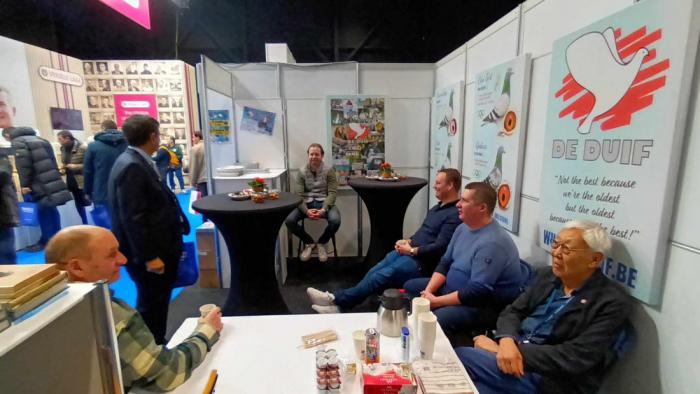 Gezelligheid aan de stand van De Duif!