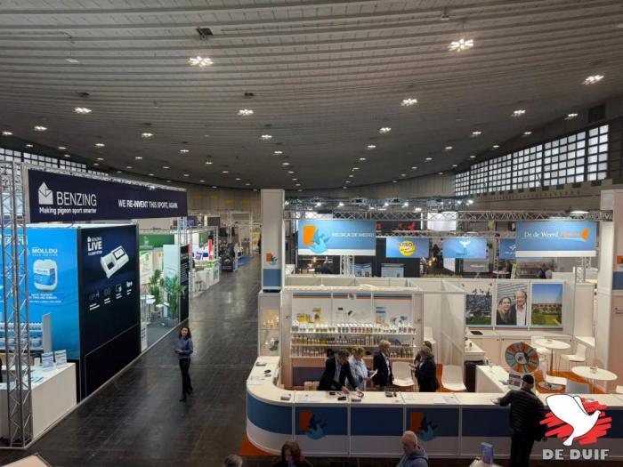  de beurs is amper 1 hal groot.