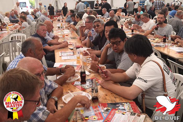 Het volk begint toe te stromen. Het volk begint toe te stromen.