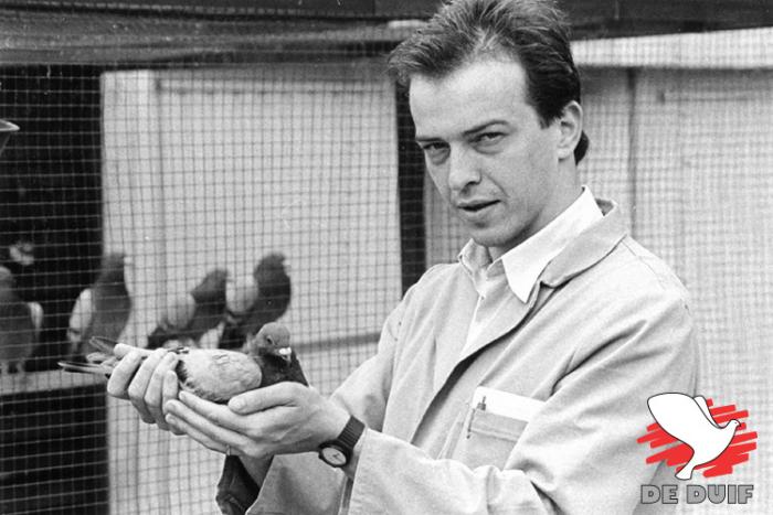 Dirk Leekens poseert hier met een opgevangen duif van het Koninklijk Duivenhok van Koning Boudewijn (1987).