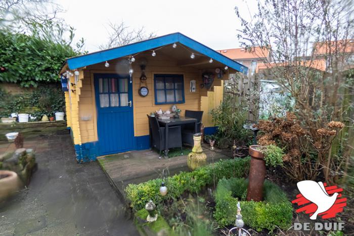 Het tuinhuisje waar in de zomer gelet wordt op de thuiskomst van de duiven.