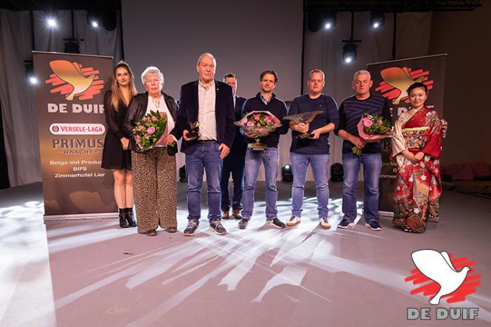 Geurt en echtgenote Alie op het podium tijdens de uitreiking van de Gouden Duif Nederland 2023!