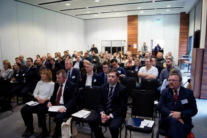 Momentopname in de vergaderzaal. Op de eerste rij van rechts ziet u prof. Marcin Bańbura (directeur van het Instituut voor Diergeneeskunde, WULS), Krzysztof Kawaler (voorzitter van de Poolse Vereniging van Postduivenliefhebbers); dr. Bogdan Konopka Poolse Chief Veterinary Officer en DVM Renata Zegadło (geaccrediteerde duivenpraktijk in Suchedniów,Polen).