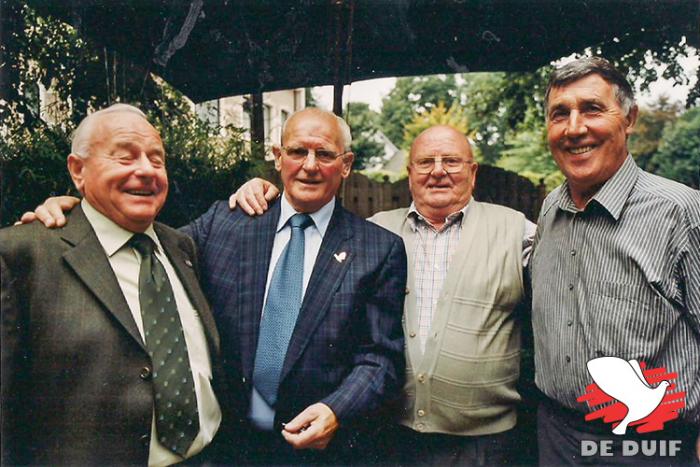 Vrienden vinden elkaar op de gouden bruiloft van Louis Maes. V.l.n.r. Louis Maes, Gust Jansen, Rene Druyts en Jef Nuyens.