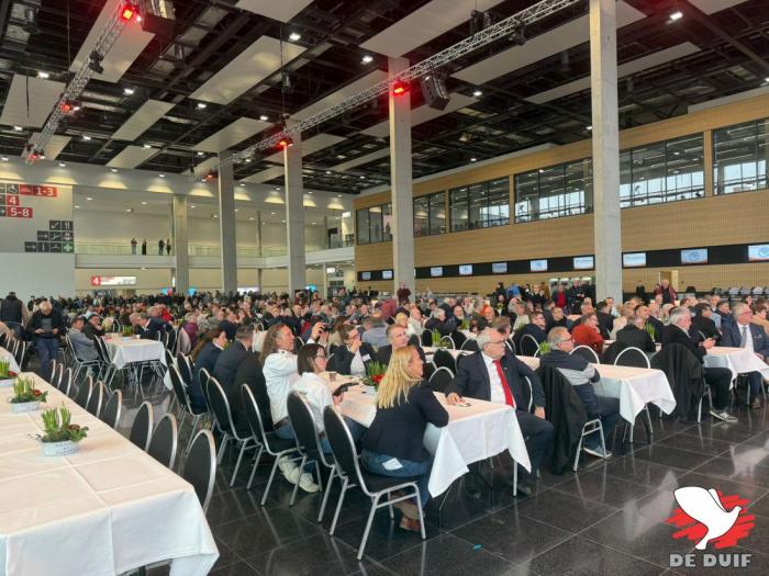 Opening van de beurs door dhr. Martin Stiens, voorzitter van de Duitse duivenbond.