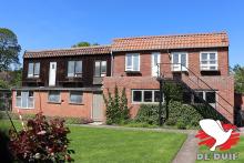 Onderaan links huizen de 20 kweekkoppels. Bovenaan zijn normaal 20 tot 25 koppels ondergebracht die op totaal weduwschap worden gespeeld. De hokken zijn licht en luchtig en bij extreme warmte (>25°) staat er vliegengaas in de ramen.