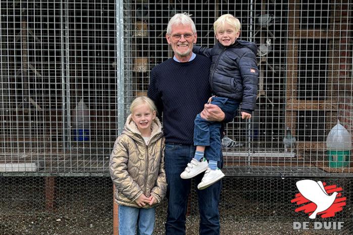 Johan Donckers kende weer een schitterend seizoen. Hiermee werd hij onder andere beloond met de titels 1e Opvolger Gouden Duif België en 1e Prov. Algemeen Kampioen Antwerpen. Op de foto voke Johan met zijn oogappels Leon (4) en Nora (7).