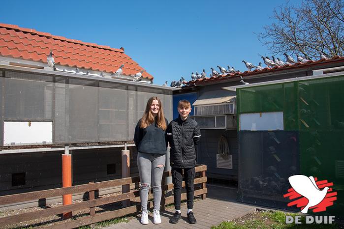 Adela en Daniël voor hun hokken in Liedekerke.