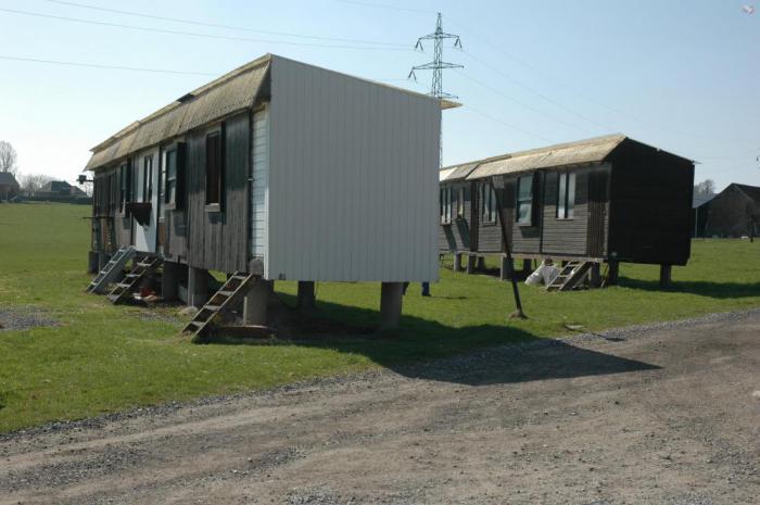 De eenvoudige hokken in Nandrin... de façade is grotendeels zwart geschilderd.