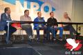 Een panelgesprek met Leo v.d. Waart (W.O.W.D.), Dirk Buwalda (voorzitter NPO), Frans Maas (voedingsdeskundige Beyers Granen), Ben de Keyzer (roofvogeldeskundige) en Patrick De Rycke (dierenarts). Onder leiding van de heer Mulder werden enkele hete hangijzers in de duivensport aangepakt zoals de roofvogelproblematiek, de lopende onderzoeken in de Nederlandse duivensport, de voeding van de duiven, de weersvoorspelling i.v.m. de wedvluchten enz.