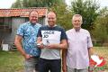 Bert Lambrechts viert zijn nationale overwinning met vader Cyriel en broer Carl.