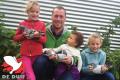 Stefaan Lambrechts is papa van drie dochters: Aure, Lincia en Ynthe. Toevallig waren de 3 nationale asduiven duivinnetjes en voor hen een gepaste naam vinden, was echt niet moeilijk. De kinderen mochten alle 3 mee op de foto met het kampioentje dat hun naam draagt. Ze vonden het echt leuk en hun papa ook.