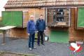 Nick en Roger voor het hok van de vliegers.